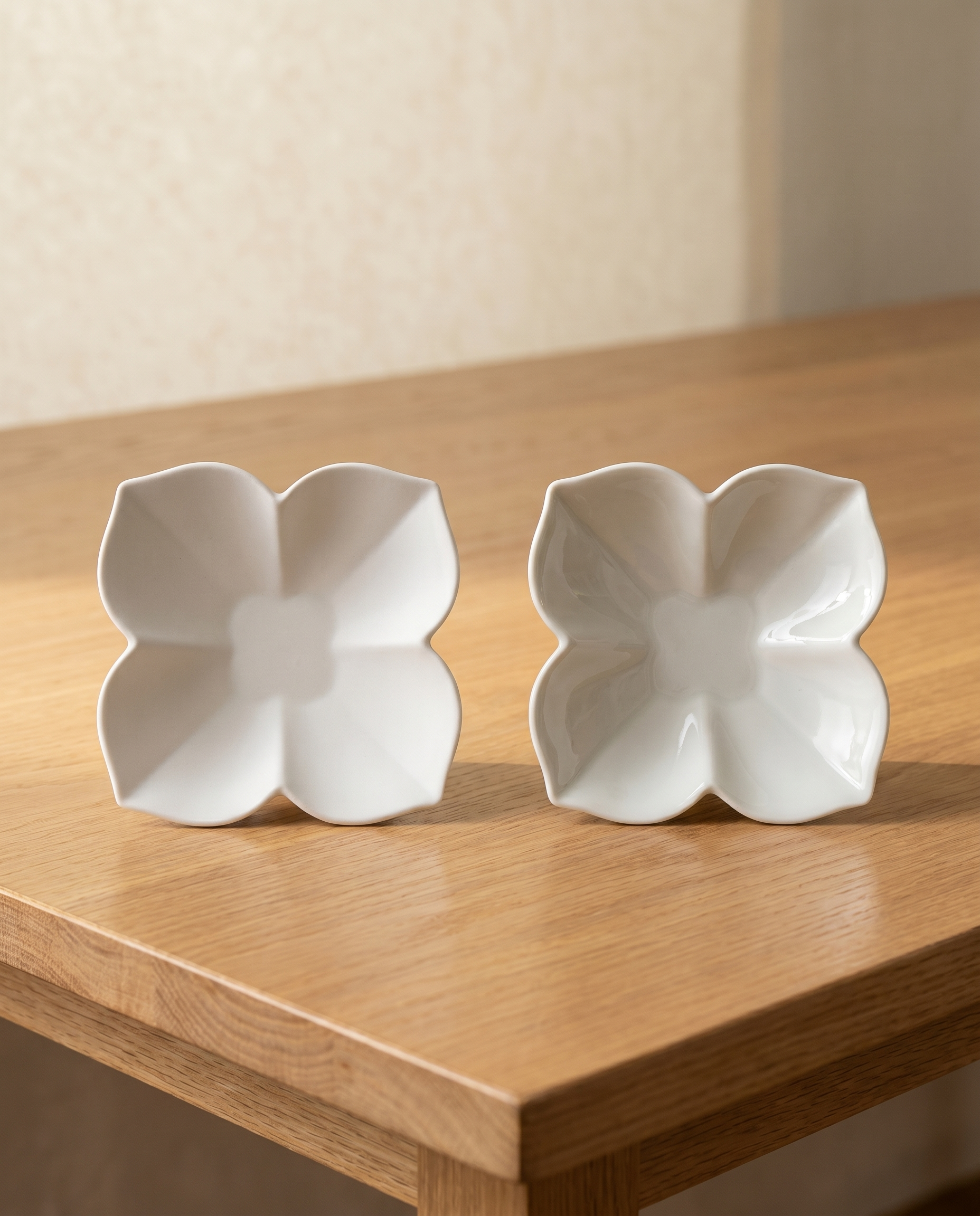Flower plate set by Mujagi, matte and glossy four-petal clover plates side by side