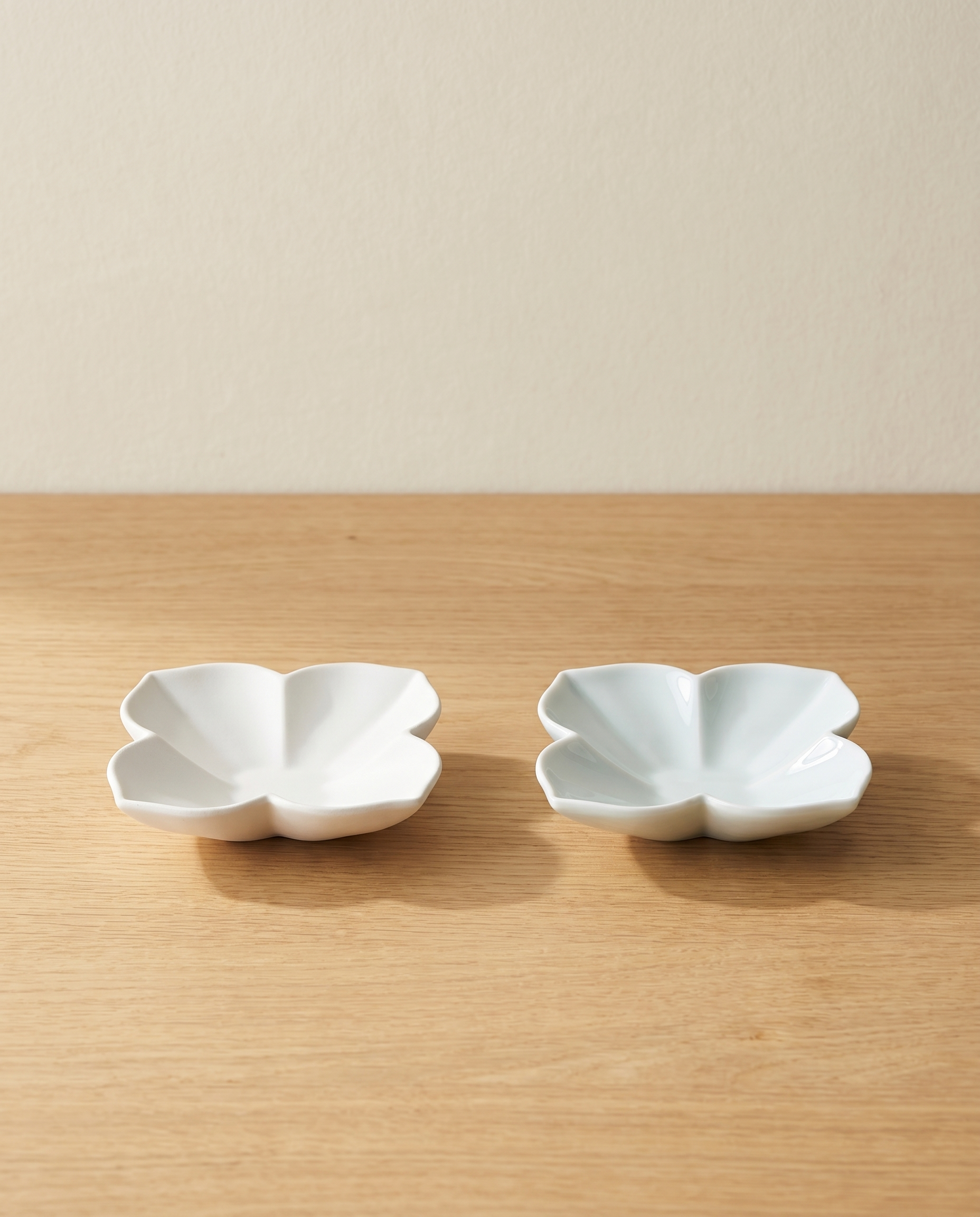 Flower plate set by Mujagi, matte and glossy four-petal clover plates side by side