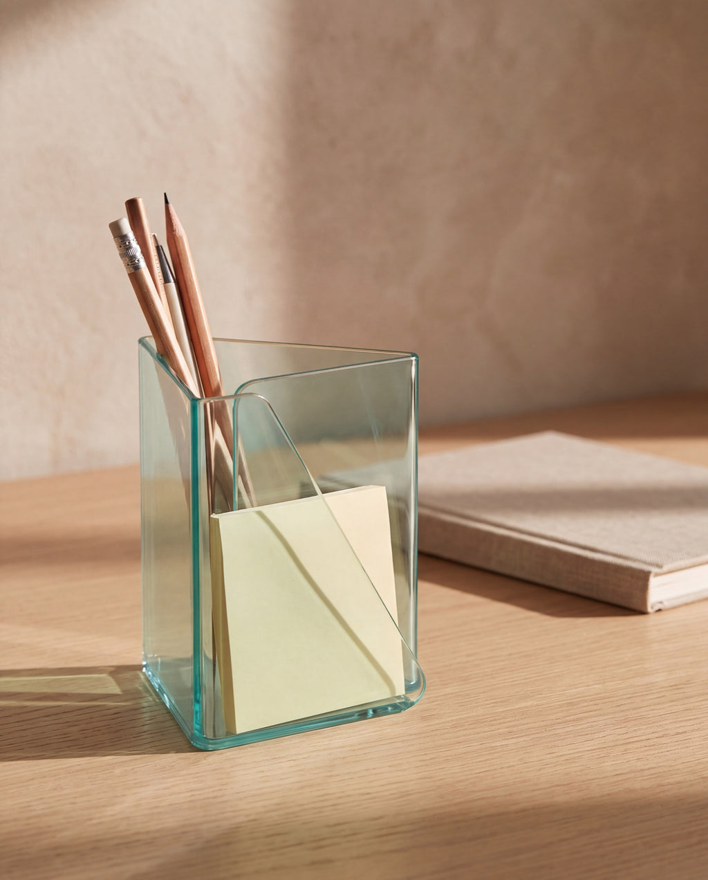 Aroo 1 pen cup in use