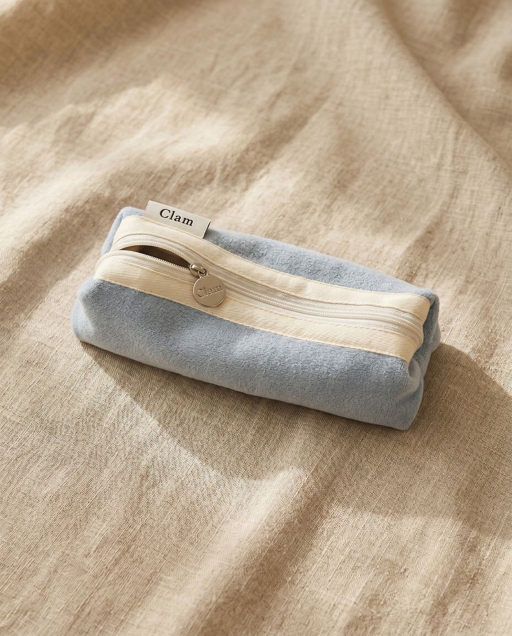 Round pencil case in blue powder