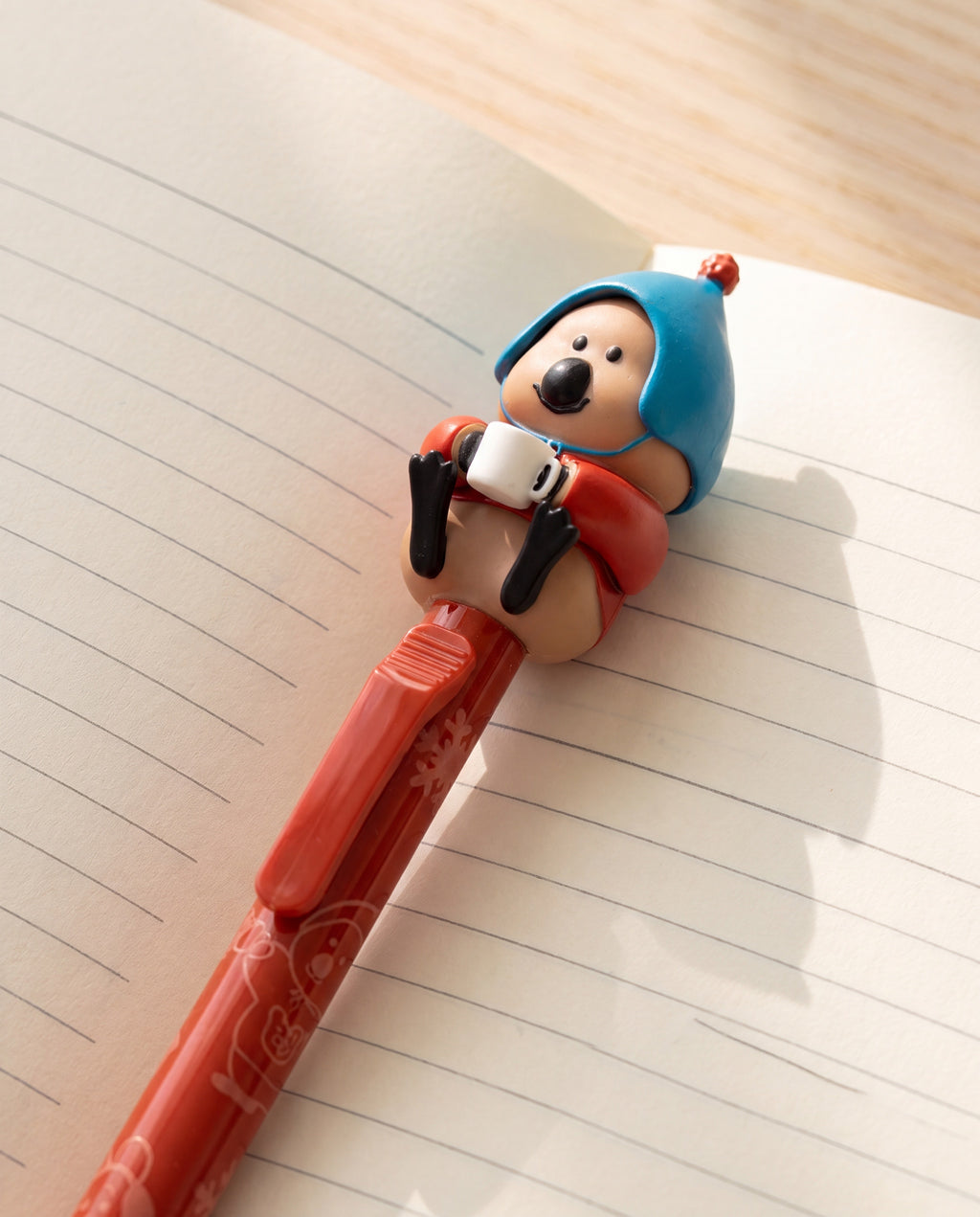 Cococup clicky pen by Dinotaeng, close-up of the Quokka figure holding a cup of cocoa