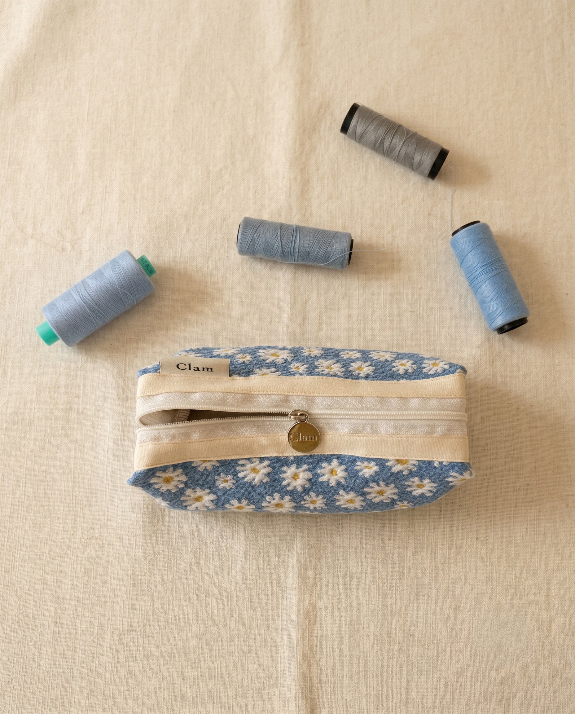 Round pencil case in egg flower, detail