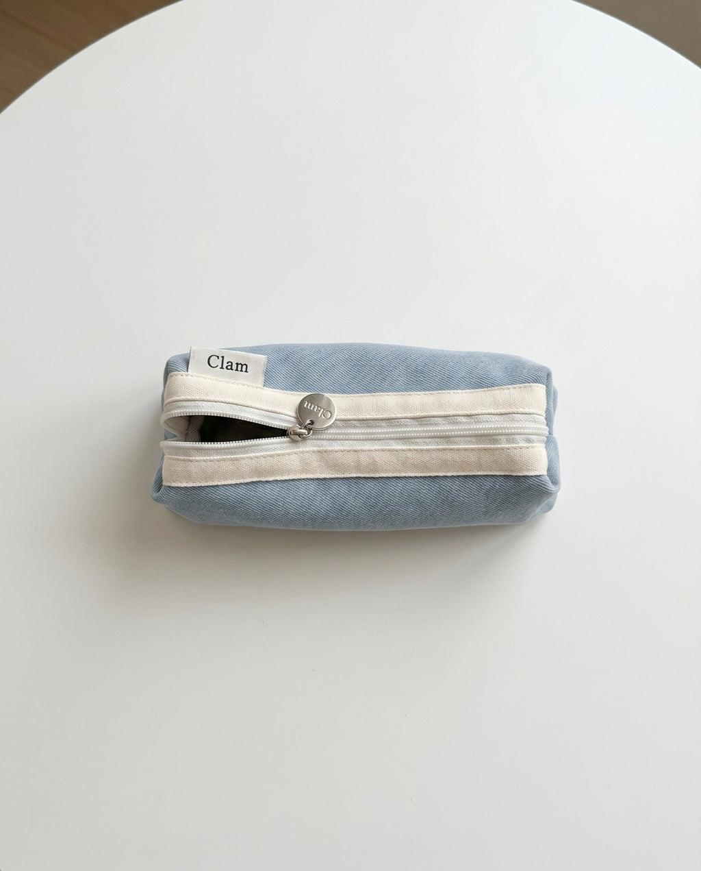 Round pencil case in egg flower, in use