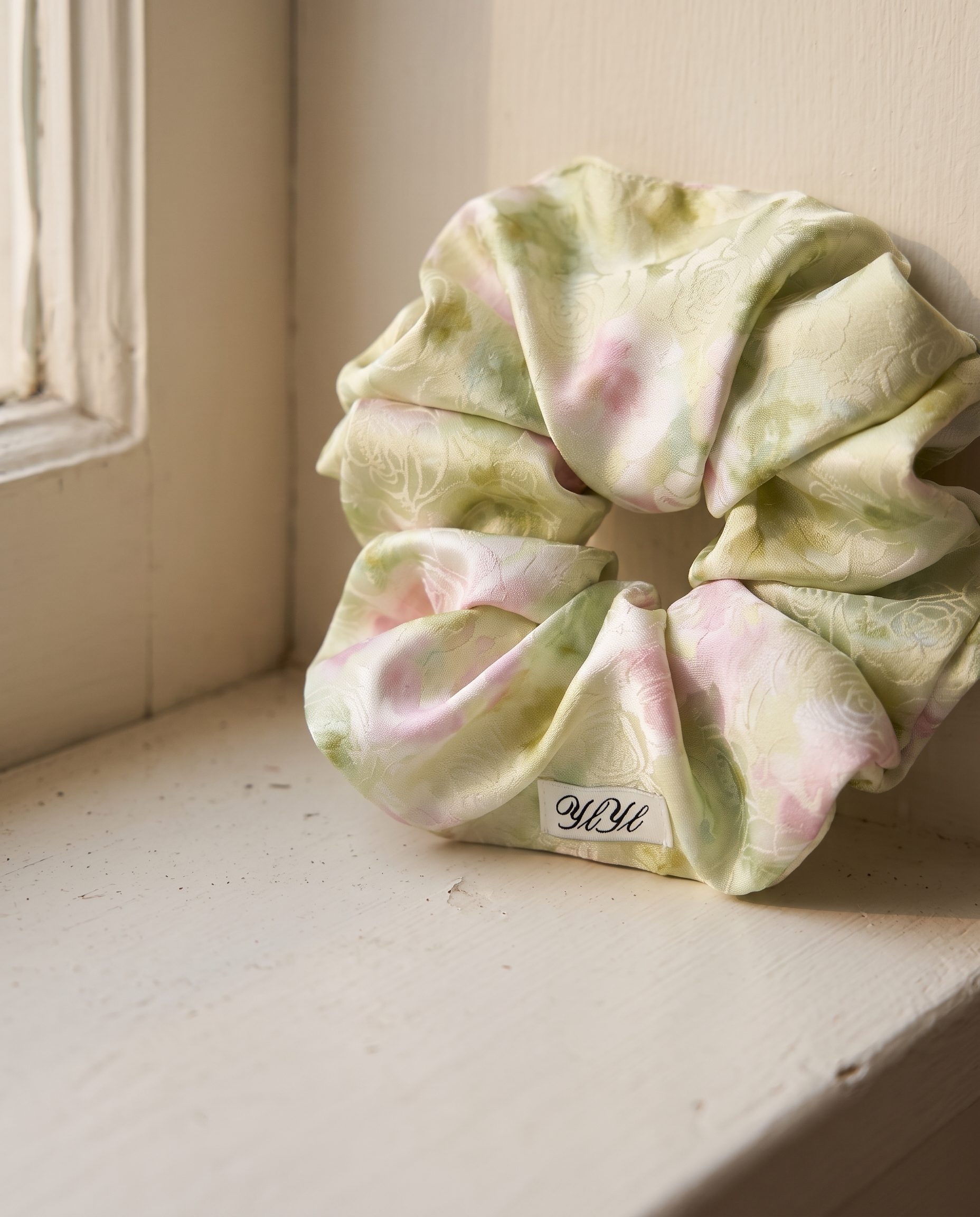 Maggie scrunchie, Garden
