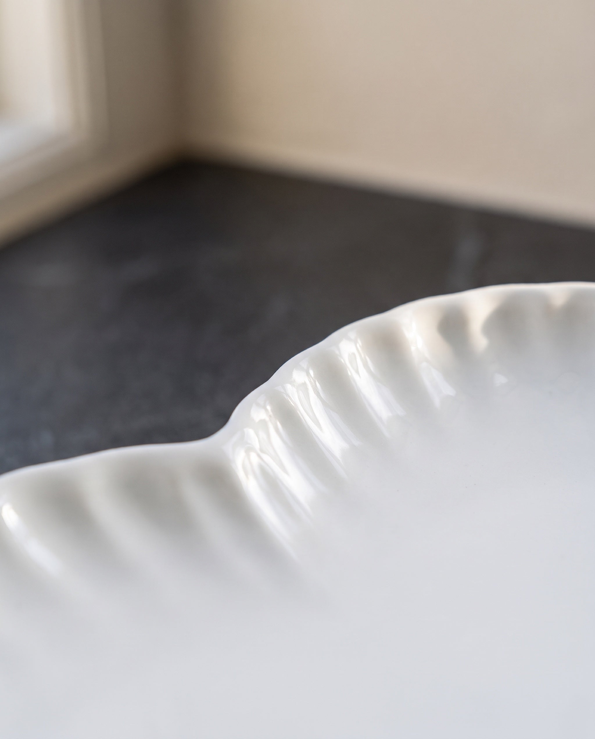 Heart plate by Mujagi, the fluted rim in close detail