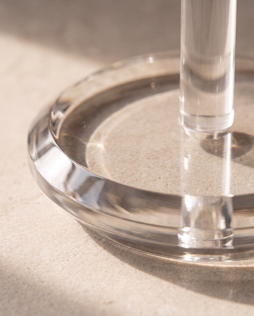 Klir paper towel holder by APTONE, detail of the bevelled acrylic base
