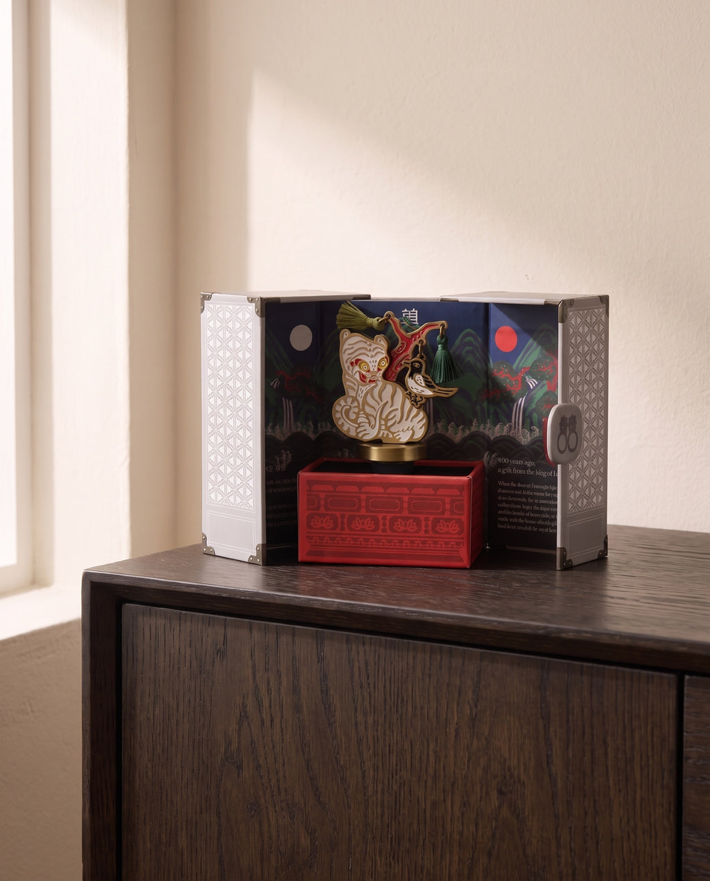 Magpie and tiger wine stopper by Mimidar, the wooden case open with the stopper inside