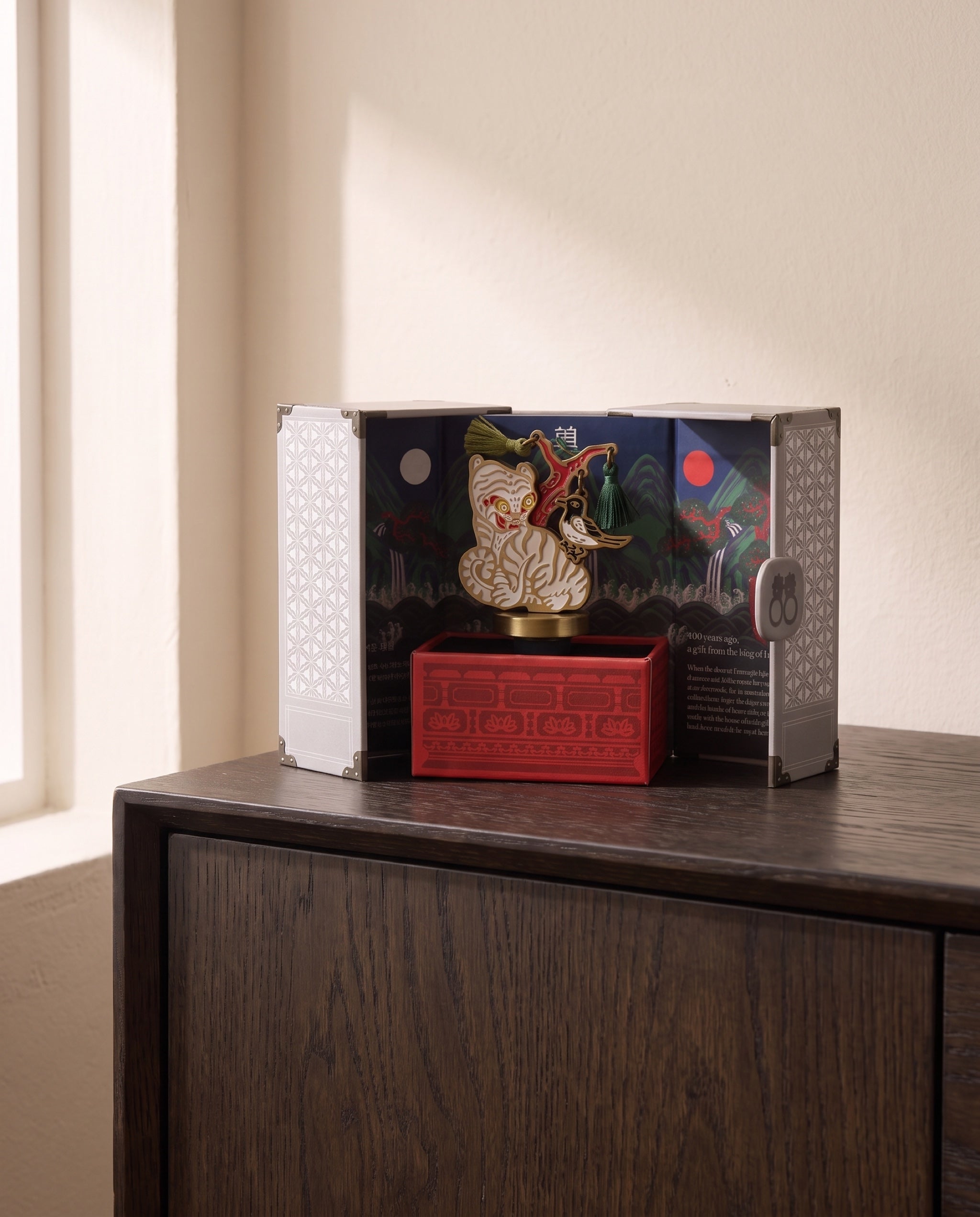 Magpie and tiger wine stopper by Mimidar, the wooden case open with the stopper inside