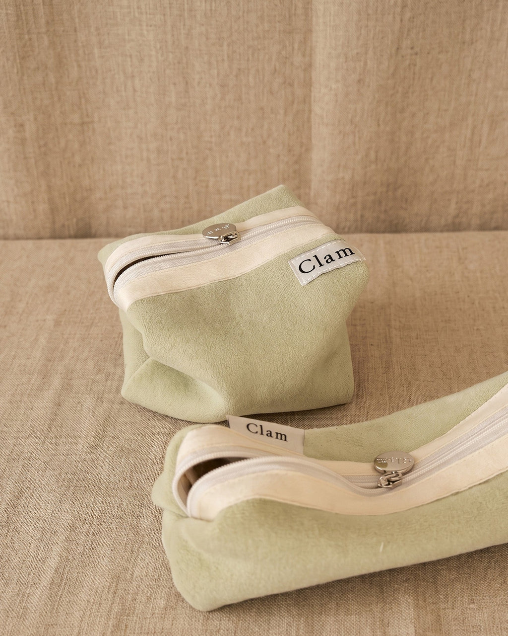 Round pouch in pale green, Clam