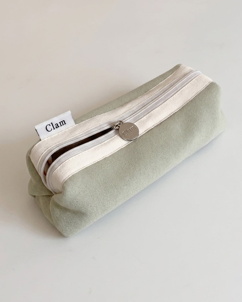 Round pencil case in pale green, detail