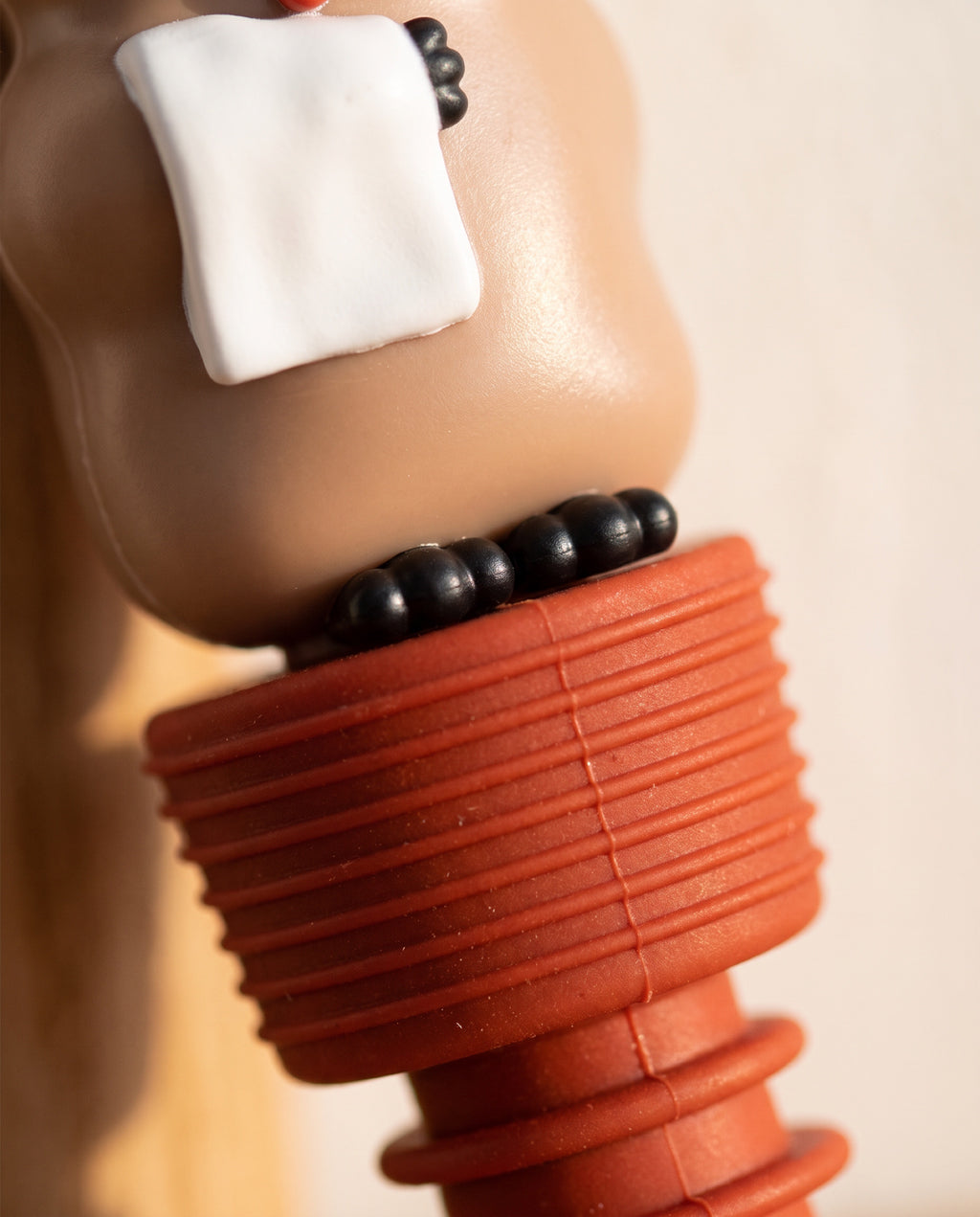 Quokka wine stopper by Dinotaeng, the bead belt where the figure meets the ribbed silicone plug