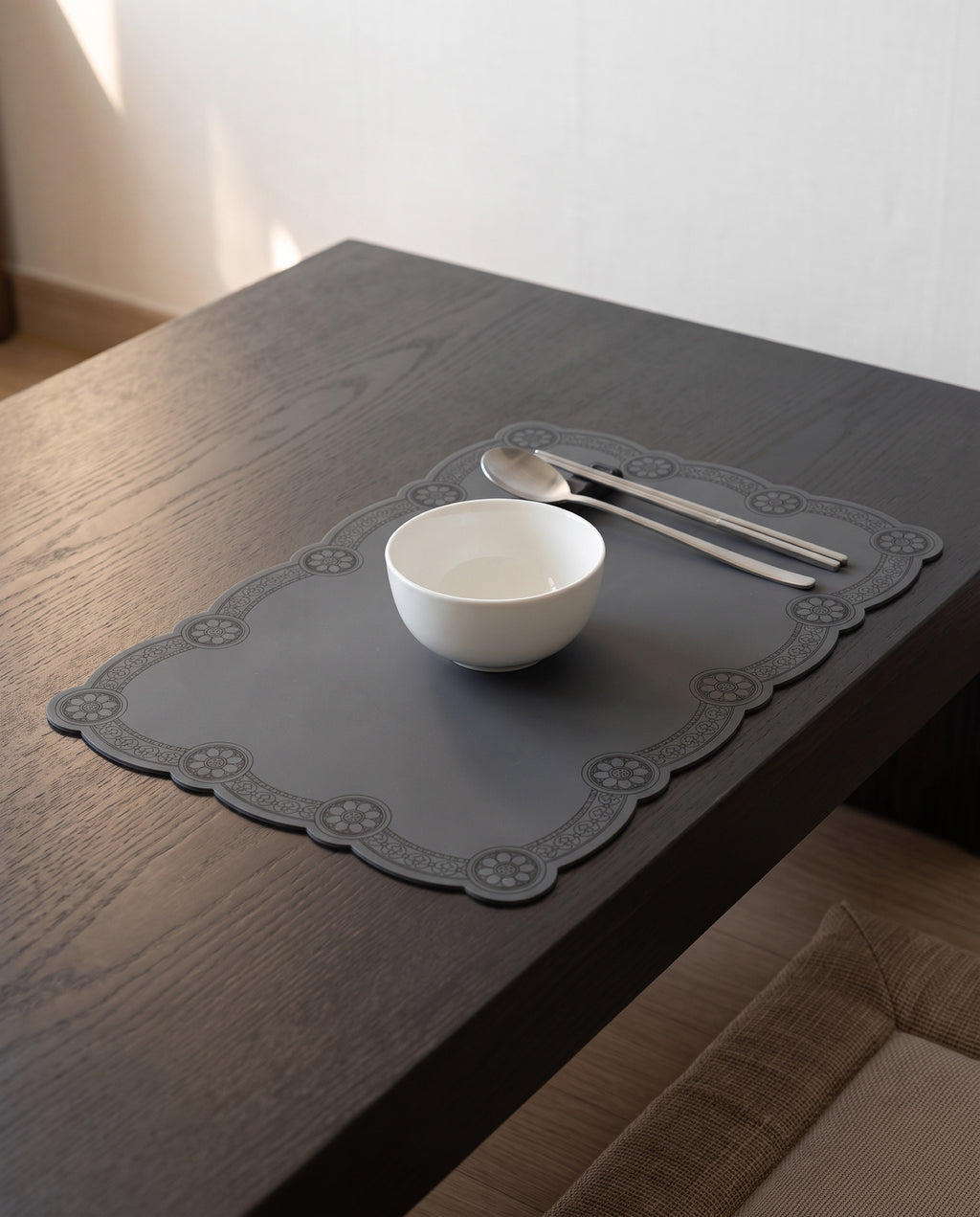 Roof tile silicone table mat by Mimidar, a rice bowl and sujeo set on the mat
