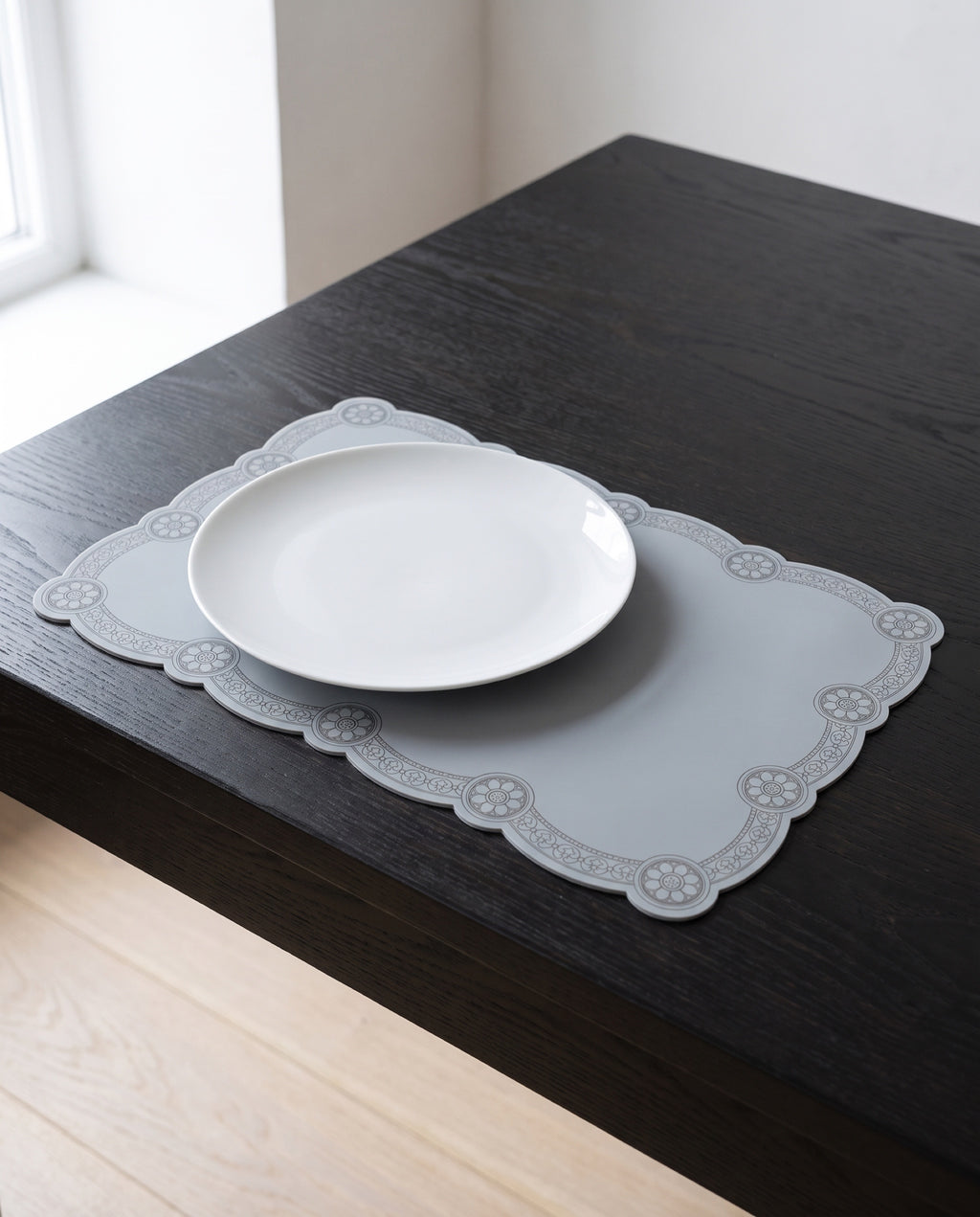 Roof tile silicone table mat by Mimidar, scale reference next to a 26cm dinner plate