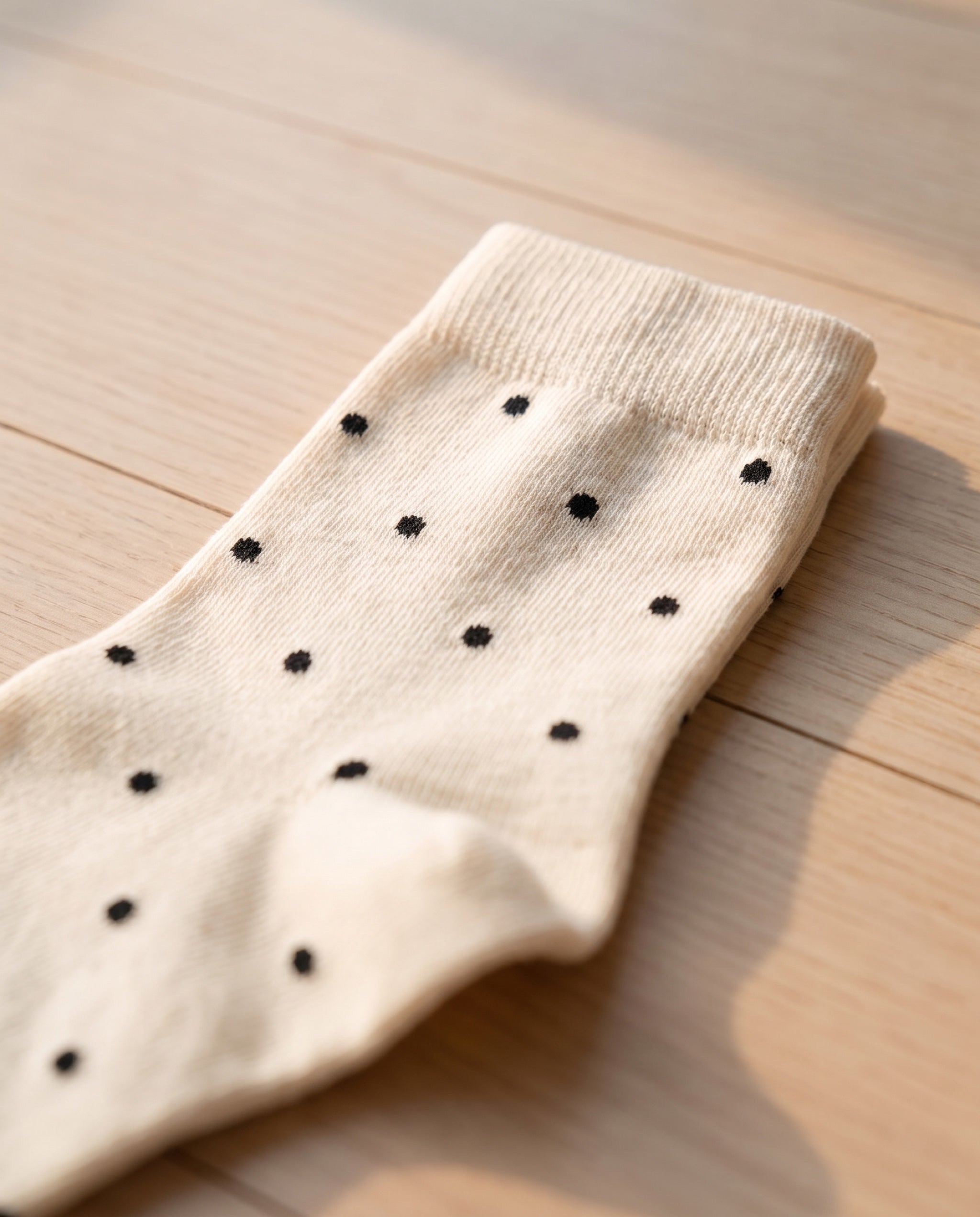 Unisex dot basic socks by 1507, close on the ribbed cuff and the knitted-in dots